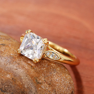 Anello quadrato in oro a quattro punte per donna, chic, elegante, per matrimonio, fidanzamento, gioiello alla moda, idea regalo - Product Image 2