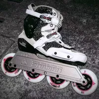 Patins à roulettes professionnels pour adultes en fibre de carbone et cuir, largeur moyenne, nouveau design HV, frein freestyle, slalom, roues 85A