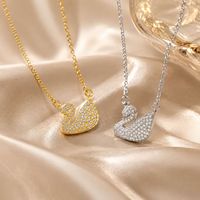 Collier à breloque élégant en acier inoxydable 316L plaqué or 18K PVD et argent, avec pendentif cygne entièrement pavé de zircone cubique et chaîne à maillons câblés