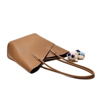 Sac fourre-tout grande capacité pour femme en cuir PU souple, sac à bandoulière, sac à main pour le quotidien, sac seau décontracté pour femme avec pendentif ours