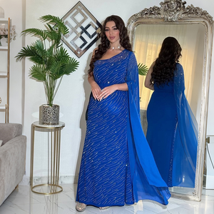 Robe de soirée longue élégante bleu roi à une épaule avec manches cape en mousseline de soie ornées de strass thermocollés et ceinture, idéale pour les fêtes formelles - Product Image 1