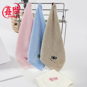 Toalla cuadrada bordada de algodón puro Xinshang para niños, 25x25 cm, suave y absorbente, para jardín de infantes, con logotipo personalizado. - Product Image 2