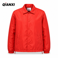 Blouson Coach Rouge Homme en Gros, Col Rabattu, Boutons Pression, Imprimé Géométrique au Dos, Coupe-Vent Décontracté, Vêtement d'Extérieur Streetwear