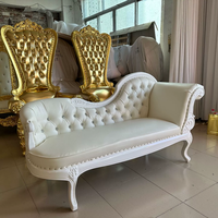 Canapé deux places de luxe de style européen orné avec accoudoirs incurvés et accents en cristal pour hôtels et événements