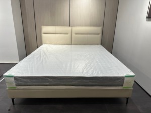 Cama Queen Moderna Tapizada en Cuero Sintético, Base de Metal con Diseño de Somier - Product Image 5