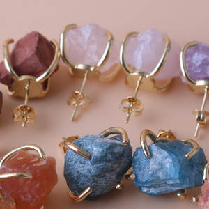 महिलाओं के लिए प्राकृतिक रत्न बालियां-18k सोने की प्लेटेड कच्ची आम्थास्ट और गुलाब क्वार्ट्ज उपचार क्रिस्टल स्टड इयररिंग्स - Product Image 4