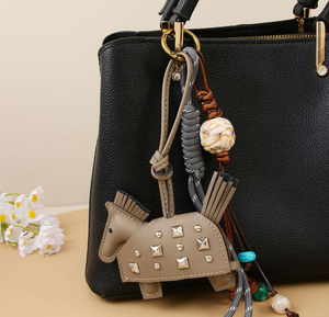 Porte-clés de voiture et sacoche en cuir écologique, personnalisé, créatif, nouveau, avec pendentif poney clouté, style cheval de guerre, tendance, violet, orange, rose, vert - Product Image 6