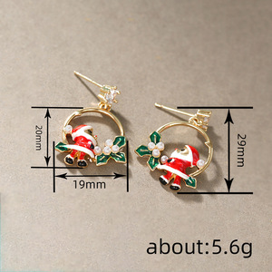 Orecchini a perno con perle sintetiche smaltate a forma di ghirlanda di Babbo Natale per donna, gioielli di moda natalizi - Product Image 4