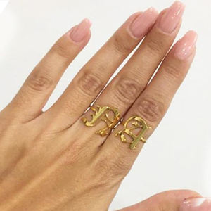 Anello Vintage in Acciaio Inossidabile Placcato Oro 18k con Iniziale in Carattere Old English, Taglia Unica - Product Image 1