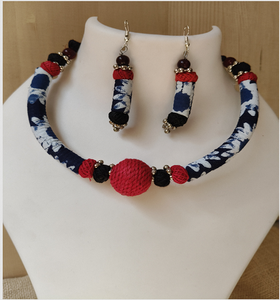 Bijoux tendance faits à la main en tissu de coton avec motif en forme de cœurs classiques et chaînes de perles - Product Image 1