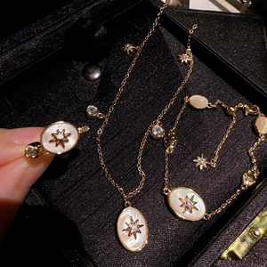 Collana Vintage in Ottone Placcato Oro 18K con Fiore Martellato, Meteorite, Gemma Stellare, Fritillaria, Zircone a Goccia e Perle - Product Image 1