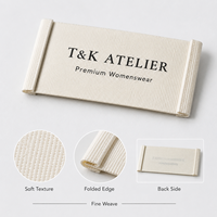 Étiquettes tissées personnalisées pour vêtements féminins : Étiquettes de vêtement cousues pour le dos et le col, en gros-grain, à bord plissé, pour chemisiers et chemises