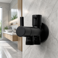 Katup Sudut Shower Kamar Mandi Elektrik Krom 2 Gagang Kuningan 1 Masuk 2 Keluar, Keran Dinding dengan Semprotan Hujan Desain Modern