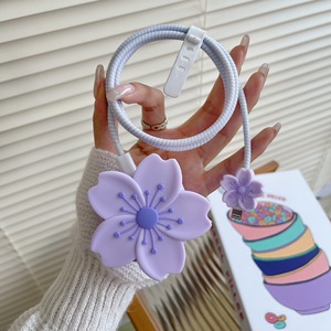 Étui de protection pour tête de chargeur en silicone motif fleur de cerisier tendance et mignon avec organisateur de câble spiralé flexible - Product Image 6