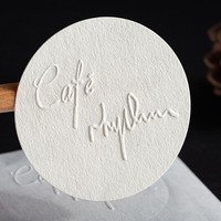 Autocollant en papier texturé haut de gamme personnalisé, autocollant de logo en gros, autocollant gaufré pour emballage de bougies, de parfums et de canettes