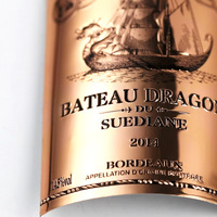 Autocollants personnalisés de luxe en aluminium gaufré avec motif bouclé imperméable résistant aux rayures pour étiquettes de bouteille de vin rouge