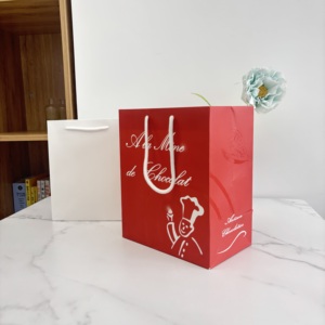 Sac cadeau en papier rouge de luxe avec poignée en coton et impression de chef pour l'emballage de chocolats, de bonbons et de confiseries, et une présentation élégante - Product Image 5
