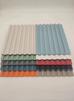 Panneaux muraux cannelés modernes en WPC Oman, design simple en plastique pour piliers et courbes avec grille rotative, flexibles et étanches pour usage domestique