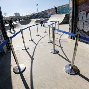 Poste Separador Retráctil Profesional <span class=keywords><strong>de</strong></span> 900 mm <span class=keywords><strong>de</strong></span> Altura con Mecanismo <span class=keywords><strong>de</strong></span> Correa Confiable para Uso en Entradas <span class=keywords><strong>de</strong></span> Eventos VIP - Product Image 3