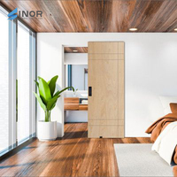 Porte coulissante en bois massif avec rail dissimulé, look élégant pour la décoration de chambre et de salon.