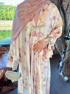 J-269 <span class=keywords><strong>Abaya</strong></span> musulmane en satin à imprimé floral tulipe, ensemble deux pièces, <span class=keywords><strong>grande</strong></span> <span class=keywords><strong>taille</strong></span>, élégante |   Robe modeste en satin de luxe, couleur pastel - Product Image 2