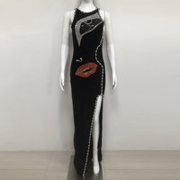 Robe longue élégante noire pour femme avec bordure perlée, motif visage en strass, fente haute et bandage, idéale pour les soirées