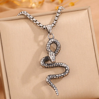 Collier Serpent Gothique en Acier Inoxydable Argent Vieilli pour Homme, Bijou Minimaliste Créatif avec Pendentif Serpent Délicat