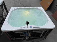 Baignoire de massage autoportante abordable. Baignoire connectée à l'électricité. Usine de spas intérieurs à vendre.