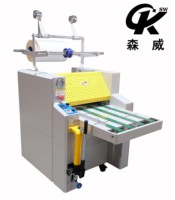 Machine à plastifier hydraulique manuelle SENWEI SWFM720A+ avec moteur, rouleaux de pression en acier inoxydable, vitesse de 25 m/min, adhésif thermofusible pour le bois
