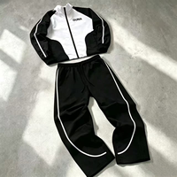 Survêtement Ouna vintage à rayures bicolores noir et blanc, veste zippée streetwear et pantalon ample à jambes larges