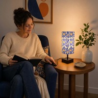 Lámpara de Mesa Moderna de Tela al por Mayor, Precio de Fábrica, Patrón Personalizado, Iluminación de Cabecera para Hoteles y Proyectos del Hogar