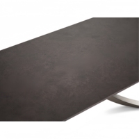 Table basse en céramique noire avec structure métallique, design minimaliste de luxe, pour salon, en pierre frittée durable, support à café décoratif