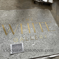 Mosaïque en marbre blanc Arabescato de haute qualité avec incrustation en laiton, design parquet, pour revêtement mural intérieur et graphisme.