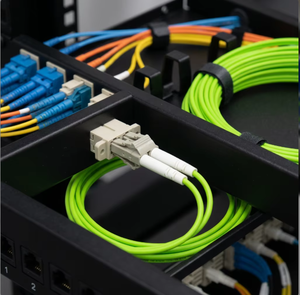 Cordon de brassage fibre optique Simplex à faible perte de puissance SC-LC FTTH 5G certifié CE, PVC/LSZH, prix populaire - Product Image 1
