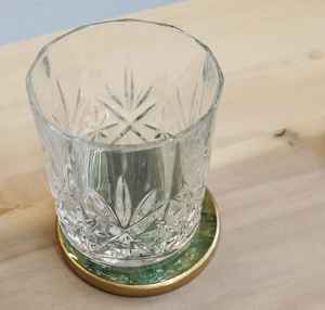 Ensemble de dessous-de-verre en résine de qualité supérieure, parfait pour protéger les meubles de la chaleur, des déversements et de l'humidité tout en rehaussant l'ambiance moderne de la maison - Product Image 3