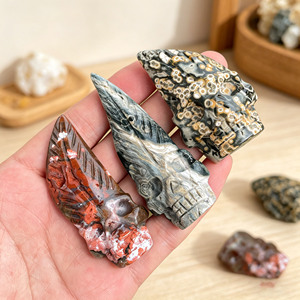 Figurines sculptées à la main en jaspe océanique naturel en forme de tête de mort et de pointe de flèche, pierres de guérison pour le Reiki, décoration intérieure et cadeaux (vente en gros) - Product Image 1