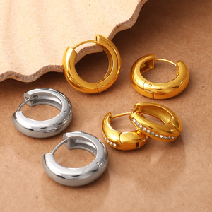 Pendientes Huggie Geométricos en Forma de C, Oro, Plata, Acero Inoxidable, para Uso Diario - Product Image 1