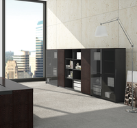 Meuble de rangement modulaire à profil bas pour bureau, bibliothèque avec portes en verre trempé et étagères ouvertes pour espace de travail commercial