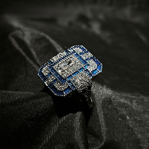 Anello di Alta Qualità in Stile Vittoriano Blu Reale e Zirconi Trasparenti, Placcato in Platino, Design Geometrico Antico, Anello da Gala, Vendita Diretta dalla Fabbrica - Product Image 4