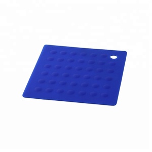 Tapis et dessous de plat en silicone écologiques carrés, compatibles micro-ondes, en promotion internationale - Product Image 4