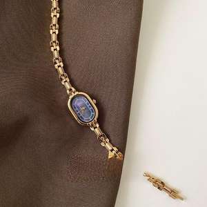 นาฬิกาข้อมือสไตล์เรโทรสุดหรูสำหรับผู้หญิง ดีไซน์แผ่นหน้าปัดแบบศิลปะ สายบาง ดีไซน์เรียบหรู เหมาะสำหรับนักเรียน คุณภาพสูง กันน้ำ - Product Image 5