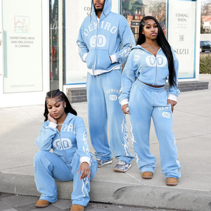 Ensemble de survêtement deux pièces personnalisé pour femme avec strass, coupe oversize et ample, comprenant un sweat à capuche zippé et un pantalon de survêtement à jambes larges, vente en gros - Product Image 2