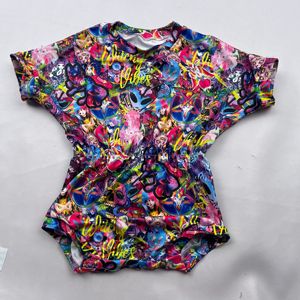 ชุดรอมเปอร์เด็กผู้หญิงลายเสือม้าพิมพ์ลายสัตว์แบบ OEM สั่งทำพิเศษ ชุดจั๊มสูทฤดูร้อนสำหรับเด็กแรกเกิด ลายเกล็ดหิมะคริสต์มาสบนผ้าลายสก็อตสีแดง - Product Image 6