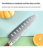 Couteau de chef Santoku à lame en acier inoxydable 5Cr15 de 7 pouces avec motif Damas et manche en bois coloré pour diverses tâches de découpe