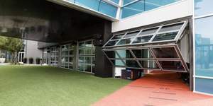 <span class=keywords><strong>Atmos</strong></span> ประตูโรงรถกระจกสองชั้นพับได้พื้นผิวสำเร็จรูปสำหรับวิลล่าดีไซน์ทันสมัย - Product Image 5