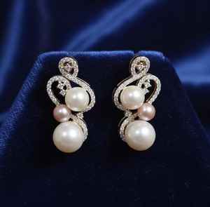 Pendientes de Oro de 18 Quilates con Perlas Brillantes en Espiral para Bodas y Fiestas - Product Image 6