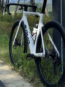 Bicicleta de <span class=keywords><strong>Carretera</strong></span> de Fibra de Carbono de Fábrica SAVA Di2-R7170 24 Velocidades Grupo de Cambio Electrónico Freno de Disco Bicicleta de Carreras para Adultos - Product Image 6