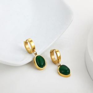 SLOONG Boucles d'oreilles en plaqué or 18 carats avec pendentif en pierre naturelle verte Boucles d'oreilles Huggie couleur or <span class=keywords><strong>Bijou</strong></span> vintage pour femmes - Product Image 4