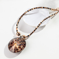 Prix usine loisirs plaqué or Ccb perles cuir corde grande coquille naturelle personnalité collier pour les femmes