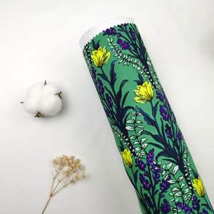 Nueva Tela Popelina de Algodón Peinado Suave con Patrón de Flores Amarillas sobre Base Verde y Ramitas de Flores Púrpuras, Ligera - Product Image 2